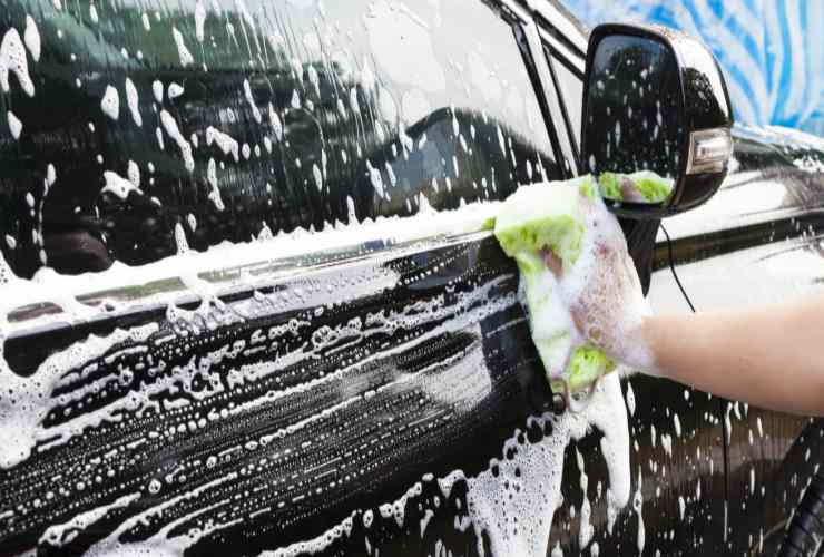 Uomo lava la sua auto con prodotti casalinghi e diluiti - foto Depositphotos - PalermoLive.it