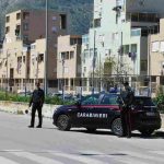 Spaccio allo Zen, scattano due arresti: dosi nascoste in una carcassa d’auto e nelle crepe dei muri