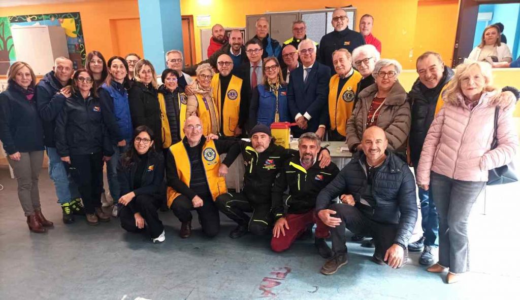 Il Direttore sanitario dell'Asp di Palermo, Antonino Levita con gli operatori dell'Open day (1)
