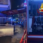 Incendio a Palermo, in fiamme capanno di abitazione: difficoltà nello spegnimento del rogo