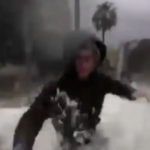 Mareggiata distrugge lungomare di Santa Teresa di Riva, paura per Cateno De Luca e il sindaco travolti da onda – VIDEO