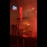 Scontri a Milano, sei fermi nel corteo contro le Olimpiadi. Meloni: “Nemici dell’Italia e degli italiani”