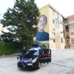 Droga lanciata dalla finestra, 35enne arrestato allo Sperone: scatta la denuncia per il figlio 18enne