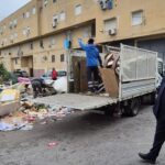 Allo Zen la Rap rimuove i rifiuti ingombranti dopo le minacce, scortata dalla polizia municipale