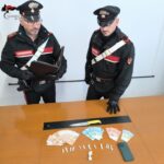 Droga in casa cercano di gettarla nel water e aggrediscono carabinieri, arrestata coppia nel Palermitano