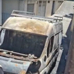 Furgoni e auto in fiamme dentro un residence nel quartiere Cep a Palermo, ipotesi intimidazione