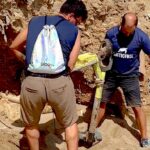 Palermo, scoperti 20 monopattini sepolti dalla sabbia vicino la foce del fiume Oreto