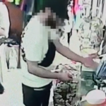 Armato di coltello da cucina rapinò negozio a Sferracavallo, arrestato: incastrato da un tatuaggio